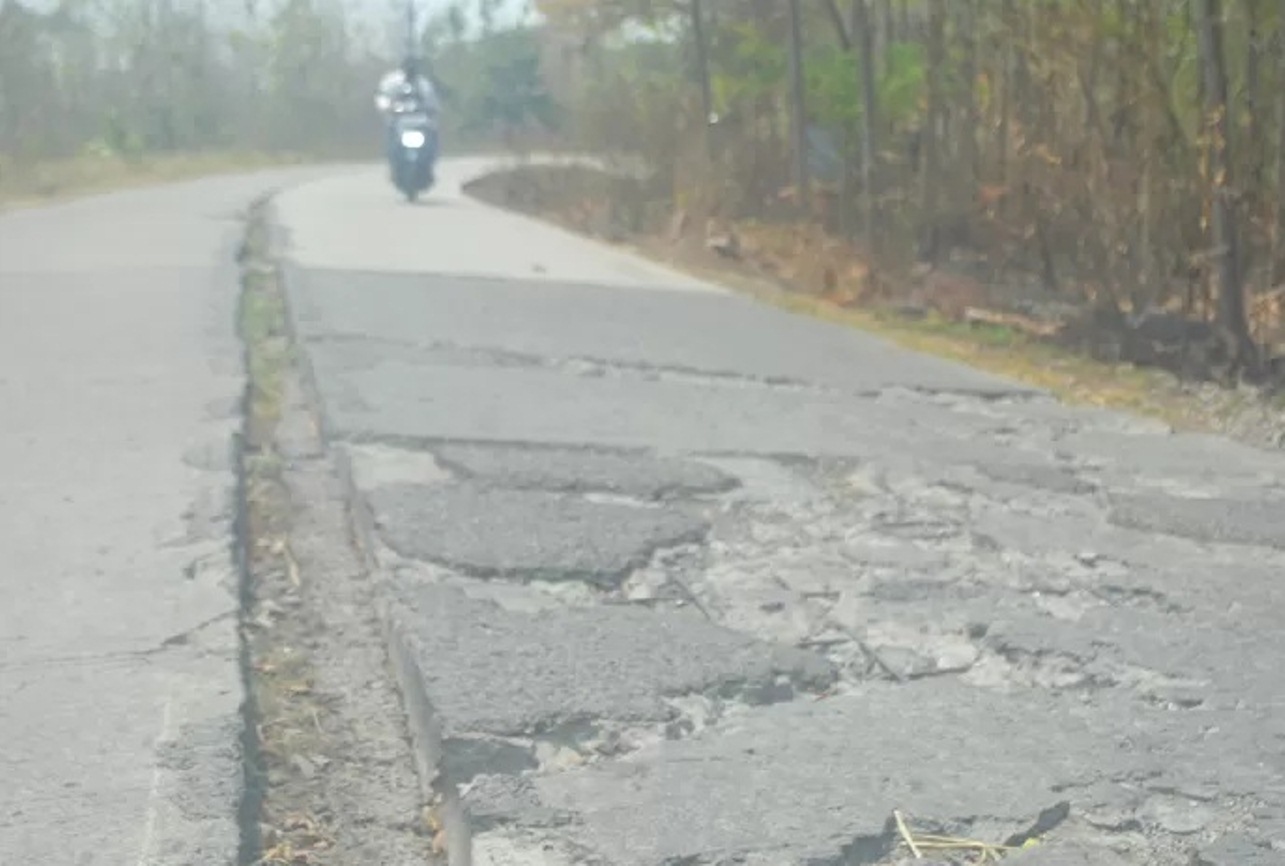RUSAK: Kondisi jaln kabupaten yang juga jalur alternatif Jombang - Lamongan yang rusak (Ainul Hafidz/Radar Jombang)