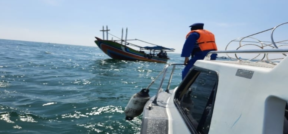 MELANGGAR: Anggota Satpolairud saat menangkap KMN yang menggunakan alat tangkap dilarang, yakni jaring trawl.&nbsp;
