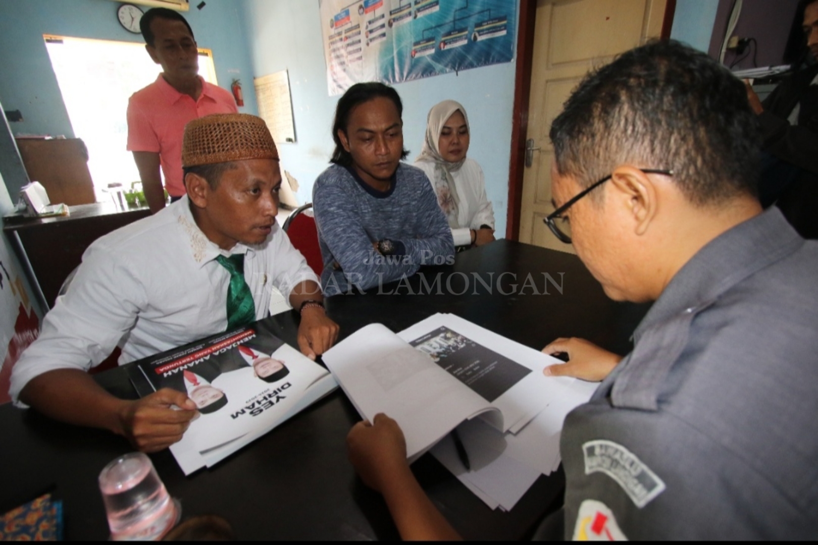 MEMBUAT LAPORAN: Tim advokasi pasangan cabup dan cawabup Lamongan nomor urut dua Yes-Dirham saat melapor temuan dua dugaan pelanggaran di Pilkada Lamongan, Senin (30/9). (Anjar / Radar Lamongan)