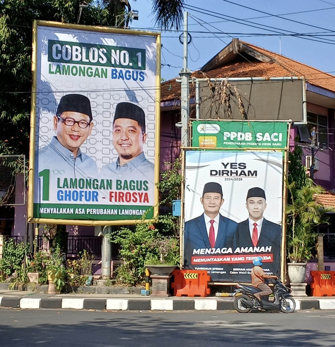 PESTA DEMOKRASI: APK dua pasangan calon yang berkontestasi di Pilkada Lamongan 2024 terpampang di pinggir jalan protokol.