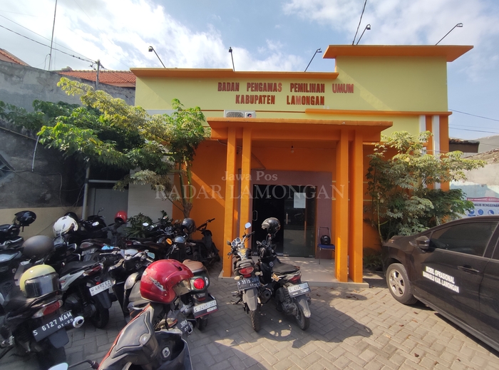 KEKURANGAN PENGAWAS TPS: Kantor Bawaslu Lamongan. Hingga kini, pengawas TPS di 179 desa/kelurahan pada 16 kecamatan masih kurang. (ANJAR DWI PRADIPTA/RDR.LMG)