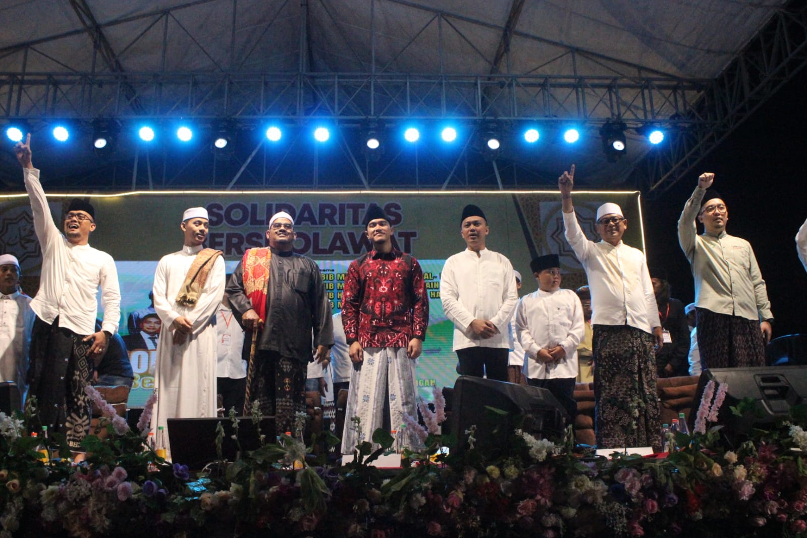 SHOLAWAN : Kaesang Pangarep menghadiri sholawat Habib Syarif Al-Habsyi bersama Calon Bupati dan Calon Wakil Bupati Lamongan, Pasangan BAGUS.