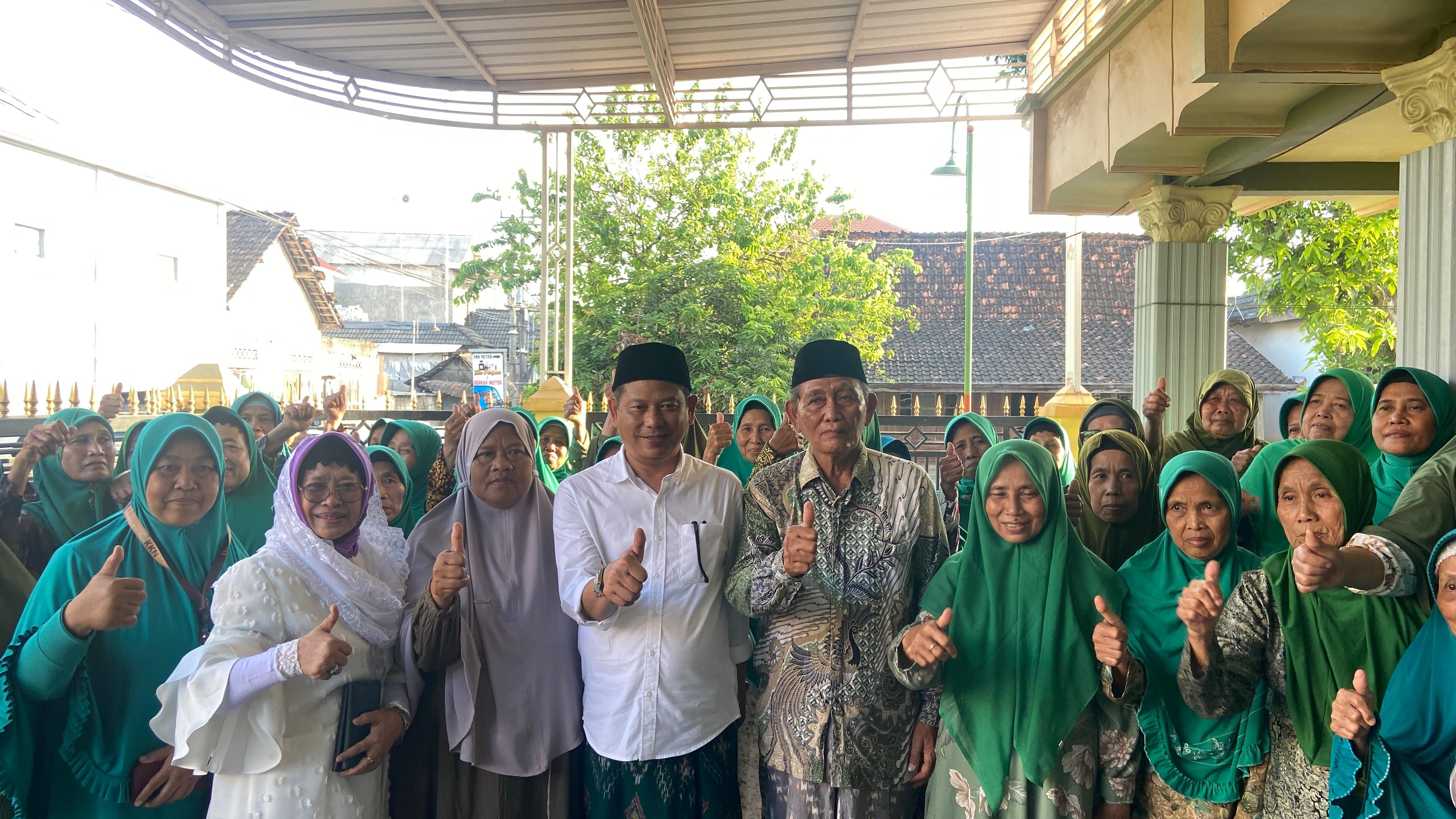 FOTO BERSAMA: H Abdul Ghofur dan H Rifai di Desa Sugihan, Kecamatan Solokuro, bersama ibu - ibu. (IST/RADAR LAMONGAN)