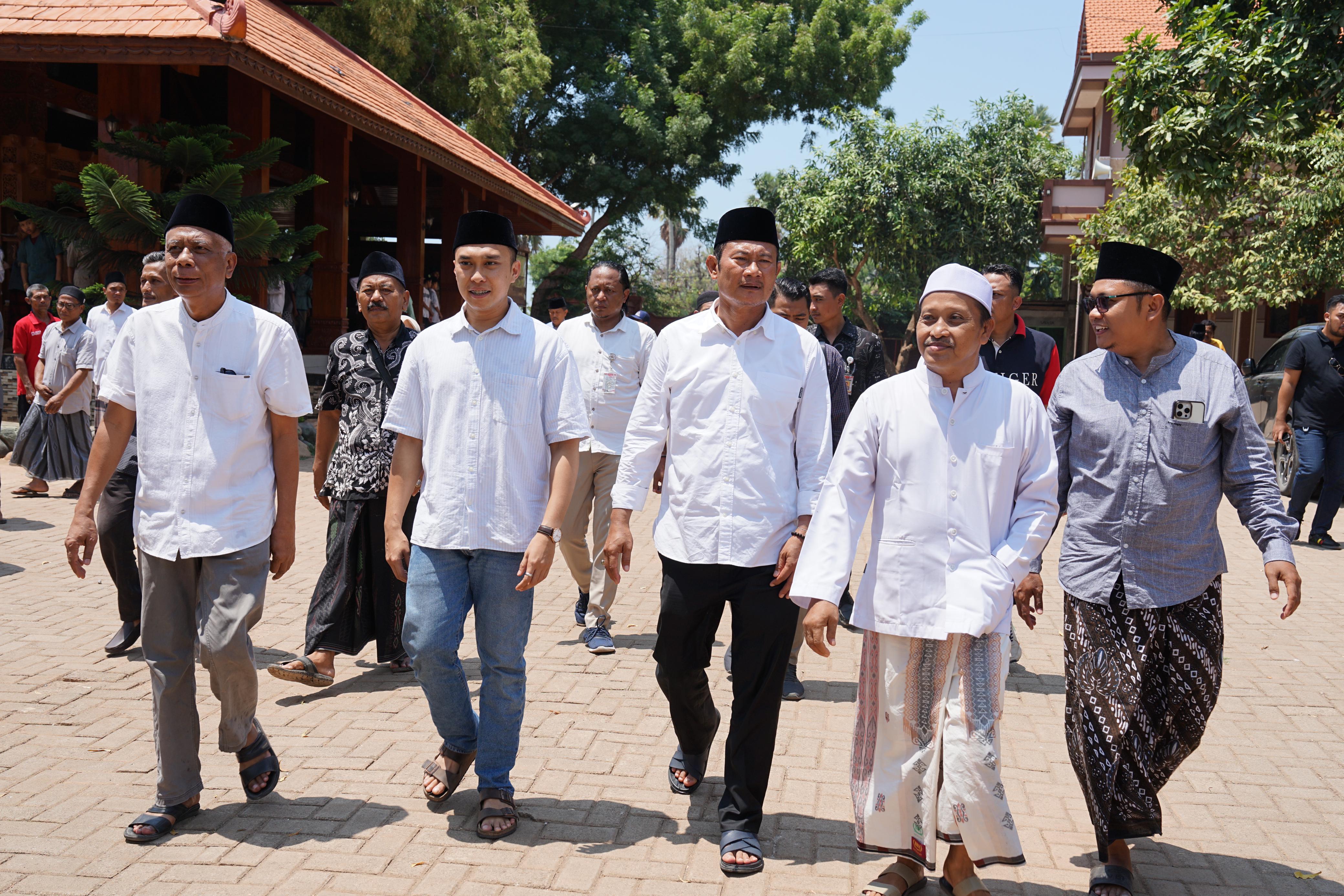 BERJALAN BERSAMA: Yuhronur Efendi - Dirham Akbar Aksara bersama KH Minhajul Abidin, pengasuh PP Tahfidzul Quran Karangsawo. (IST/RADAR LAMONGAN)