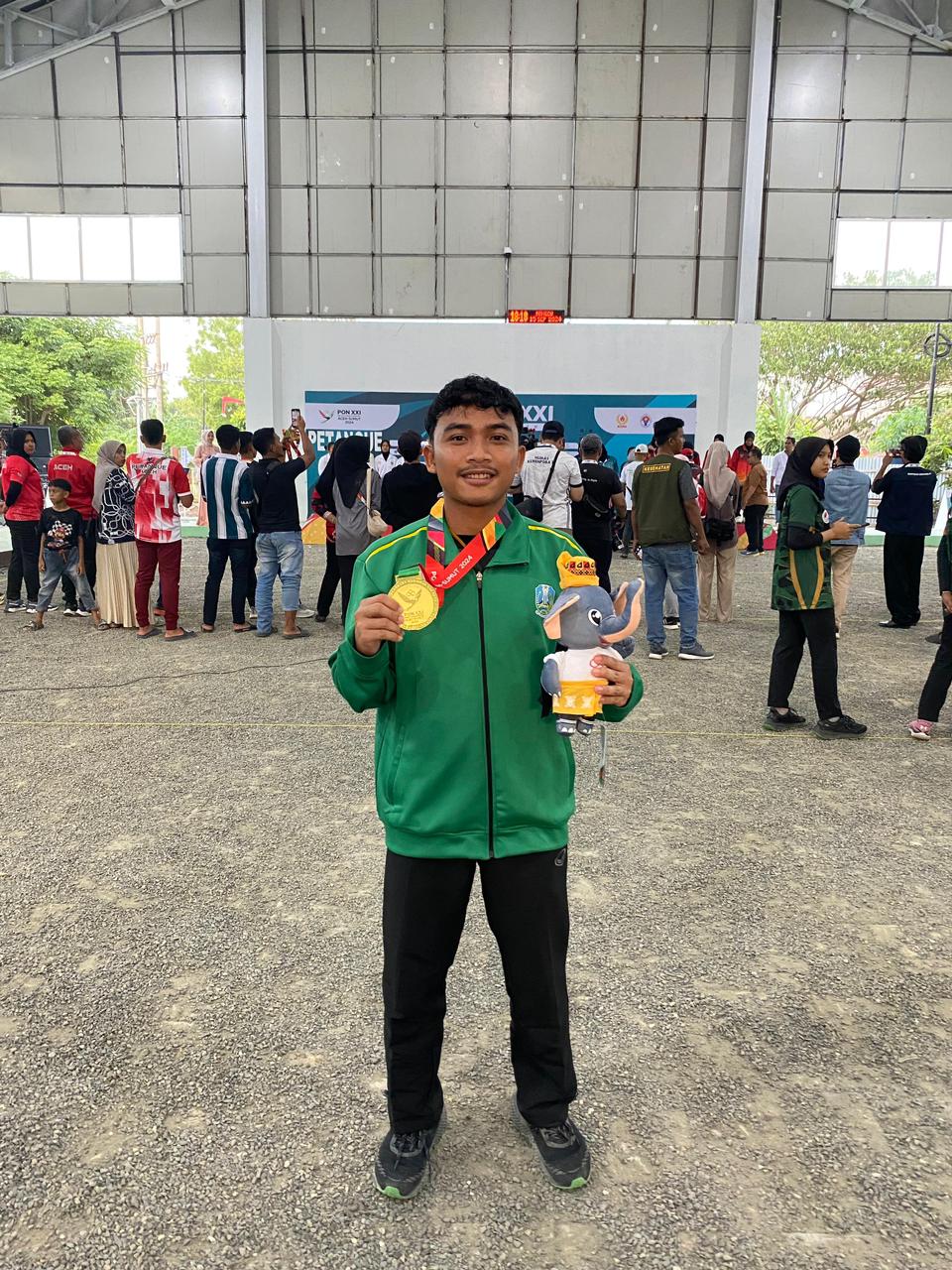 SUMBANG MEDALI EMAS: Dhoni Wahyu Krisbiantoro menunjukkan penghargaan yang diraihnya. (IST/RDR.LMG)