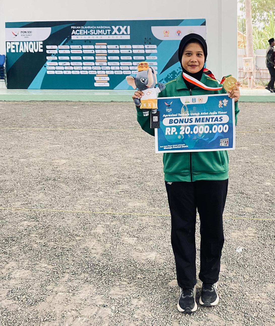 MEMBANGGAKAN: Sephia Febriyanti dan medali yang diraihnya dari PON XXI. (IST/RDR.LMG)