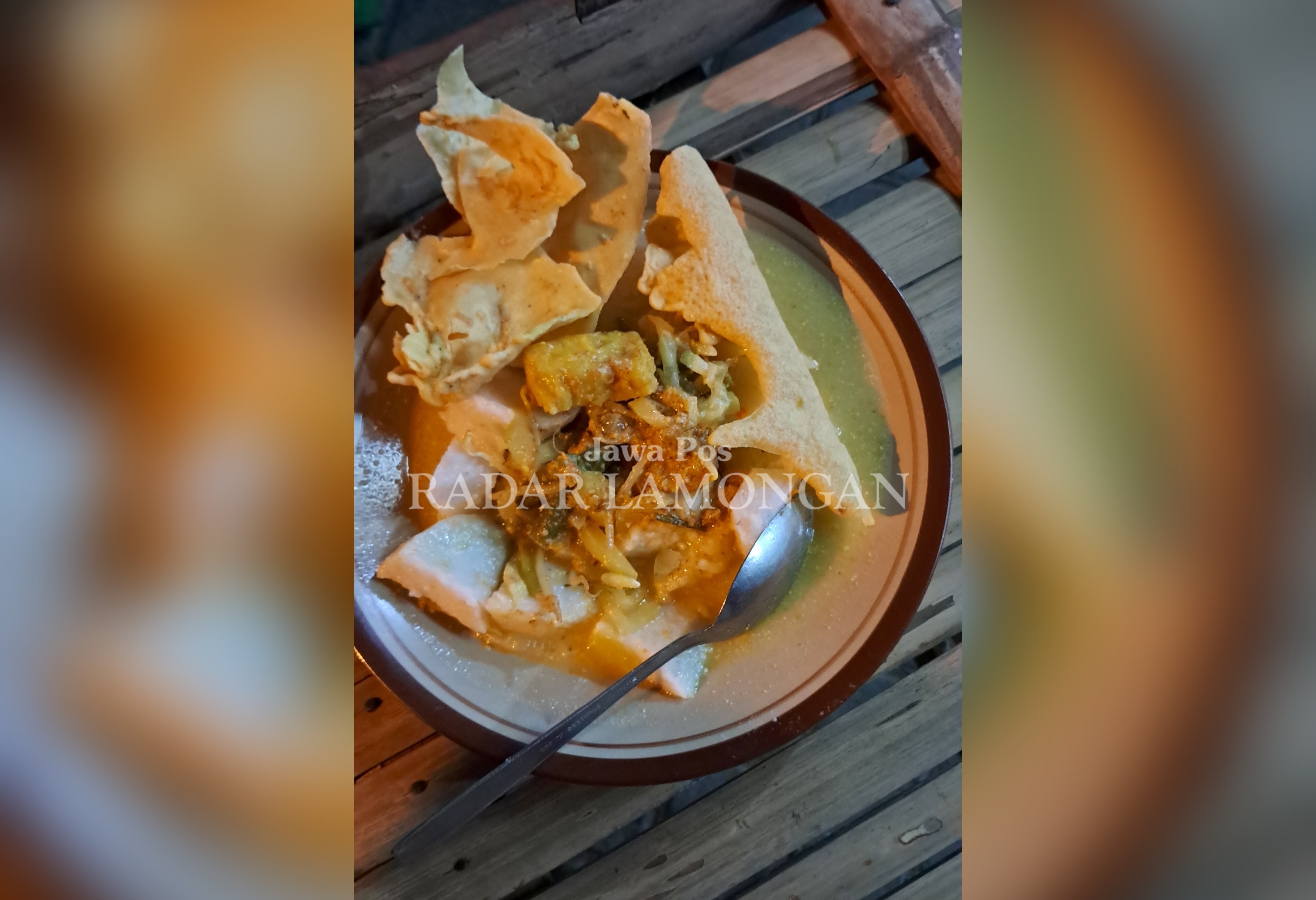 Lontong Lodeh bumbu pecel selalu buka tiap sore di depan pasar kembangbahu. (Gamal A/Radar Lamongan)