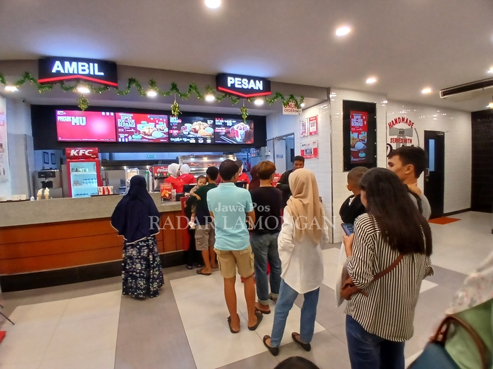 KENA PAJAK: Antrean pembeli di salah satu resto. (ANJAR DWI PRADIPTA/RDR.LMG)