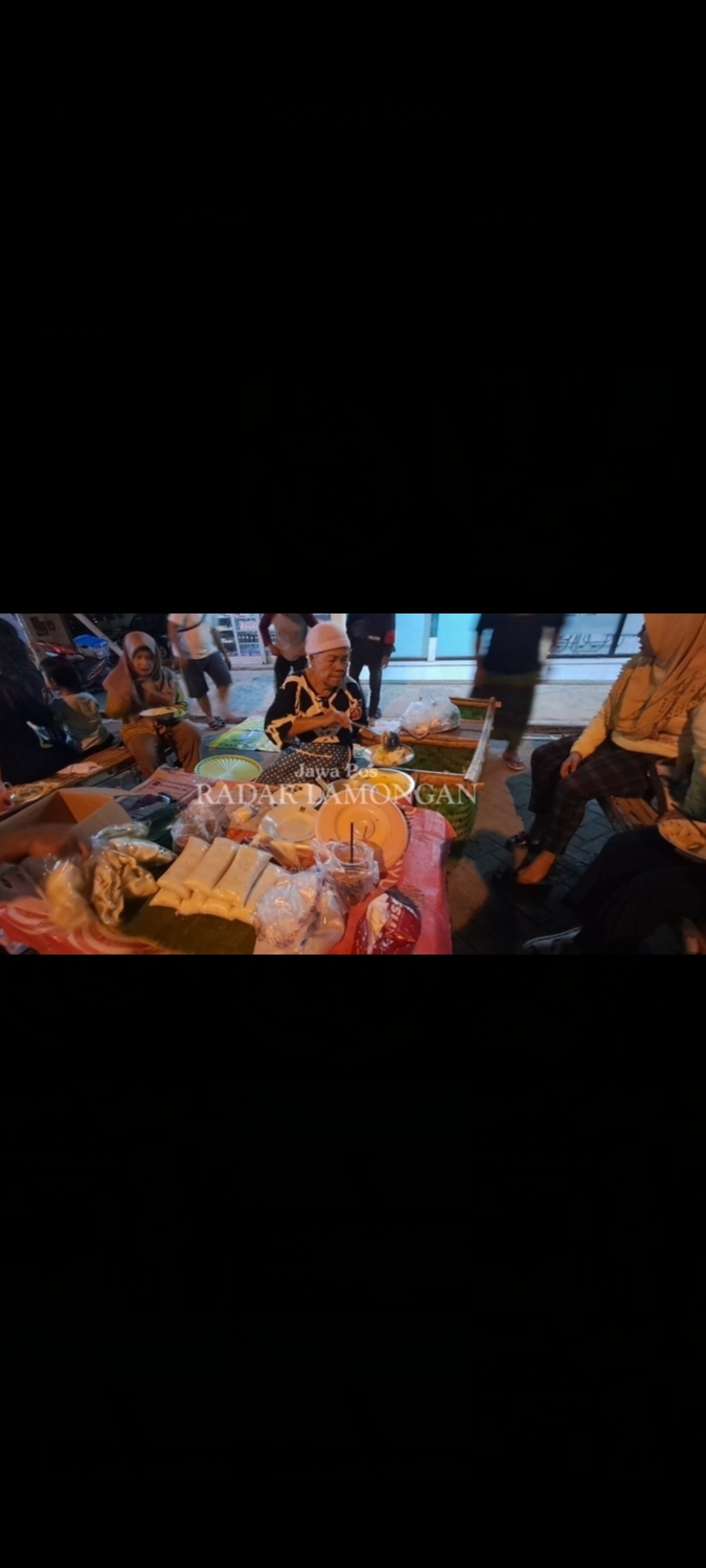 KULINER DI BAWAH SEPULUH RIBU RUPIAH: Mbah Ranti menjual lontong lodeh bumbu pecel di depan Pasar Kembangbahu mulai sore. (GAMAL A/RDR.LMG)