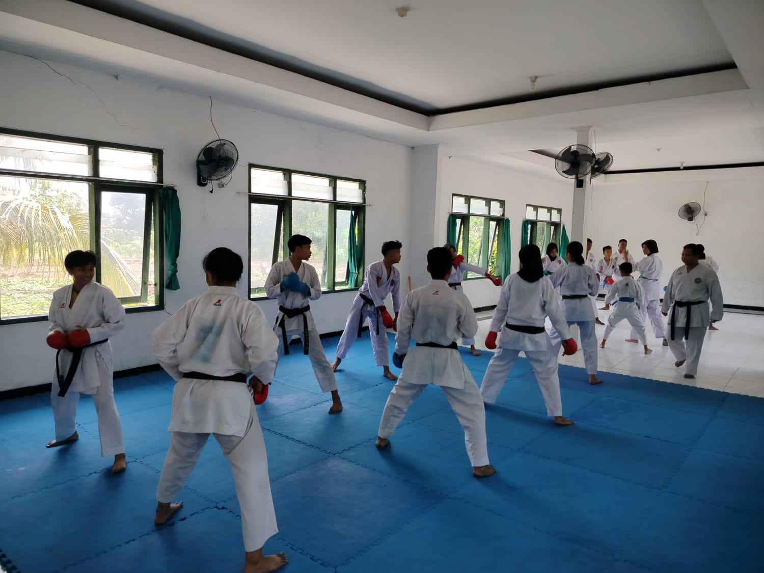 MATANGKAN PERSIAPAN: Pengcab Forki Lamongan mengasah atlet yang akan turun di Piala TNI minggu depan.&nbsp;