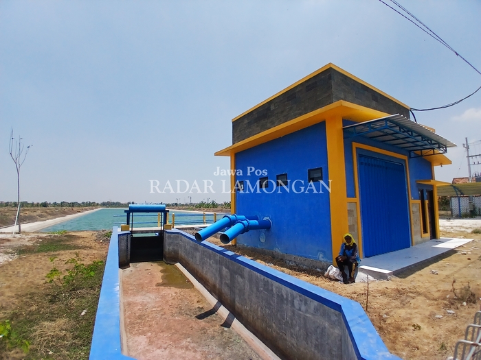 USULKAN KANTONG LUMPUR: Kolam retensi Lamongan saat ini masih ada airnya. (ANJAR DWI PRADIPTA/RDR.LMG )