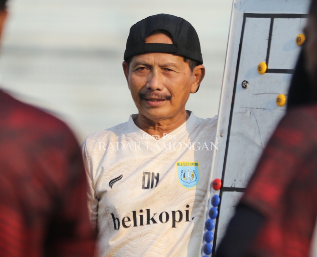 MONCER SAAT DI PERSELA : Djanur saat menukangi Persela di liga 2 tahun lalu, tahun ini bersama Persikabo 1973 masih berada di zona degradasi. (Anjar D Pradipta/Radar Lamongan)