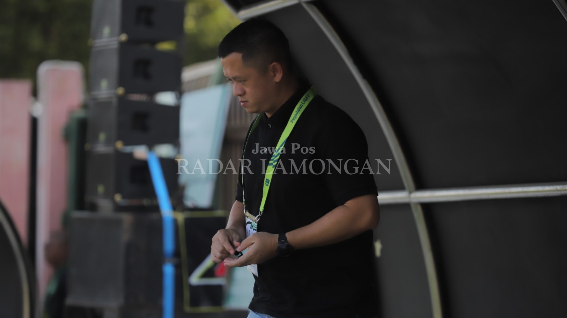 Pelatih Persibo Bojonegoro, Regi Aditya, meminta para pemainnya agar tidak terlena dengan raihan Persibo. (Yuan Edo/Radar Bojonegoro)