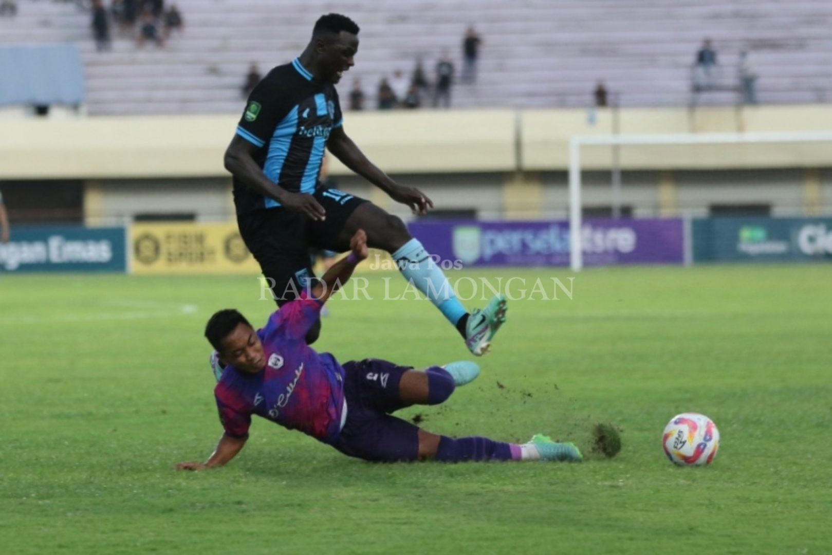 MEMBUANG PELUANG: Persela kembali menelan hasil imbang saat menjamu Rans Nusantara FC di kandang.&nbsp;(Anjar / Radar Lamongan)