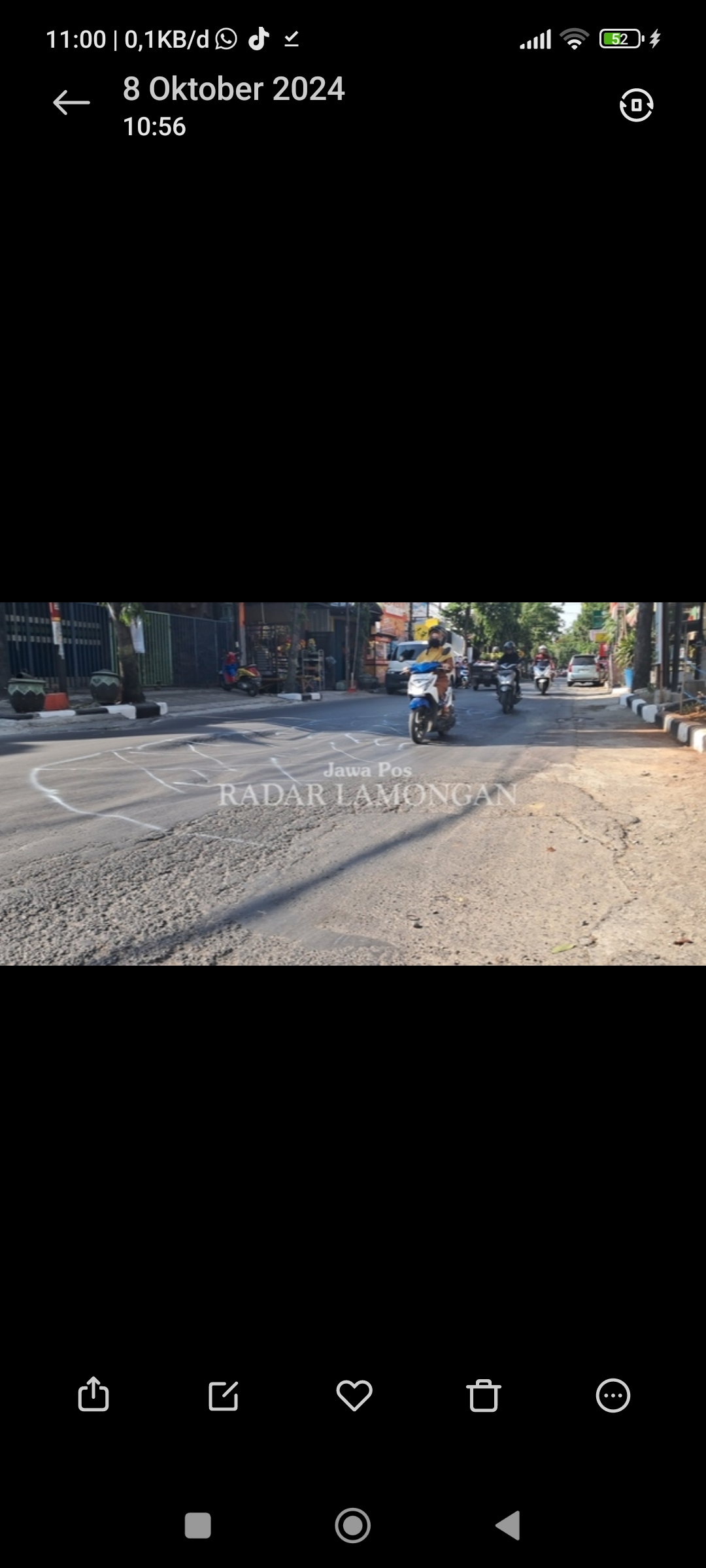 DIBERI TANDA CORETAN PUTIH:  Jalan Veteran mengalami ambles setelah dilewati truk pengangkut material untuk pengurukan lapangan Gajah Mada. (GAMAL A/RDR.LMG)