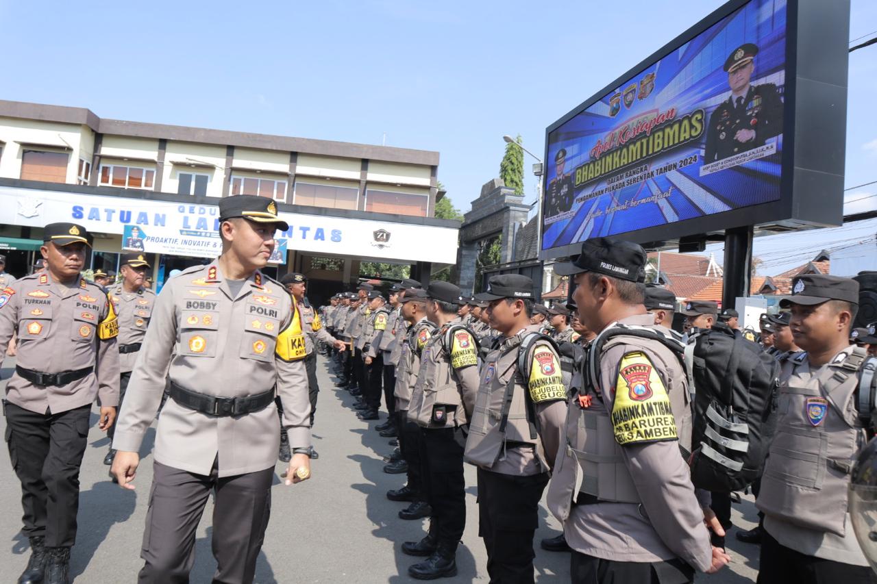 GELAR KESIAPAN: Kapolres Lamongan, AKBP Bobby A. Condroputro, mengecek kesiapan bhabinkamtibmas. (IST/RDR.LMG)