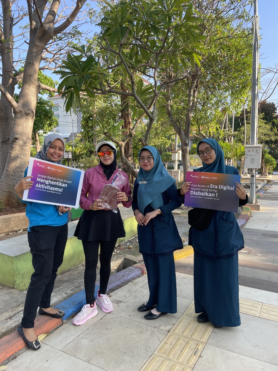 TES MATA ONLINE : Nakes dan Tim RS & Klinik Mata KMU Lamongan saat membagikan bingkisan untuk mengajak tes kesehatan mata secara online, melalui campaign Melihat&nbsp;#LebihJelas