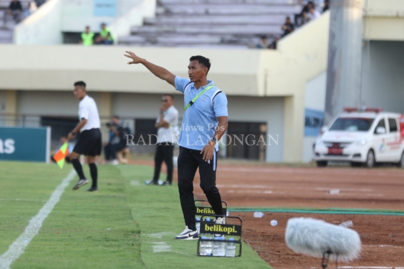 FOKUS: Head Coach Persela, Zulkifli Syukur dituntut untuk bisa meracik strategi jitu menghadapi tuan rumah Persibo, Sabtu (12/10). (Anjar D. Pradipta / Radar Lamongan)