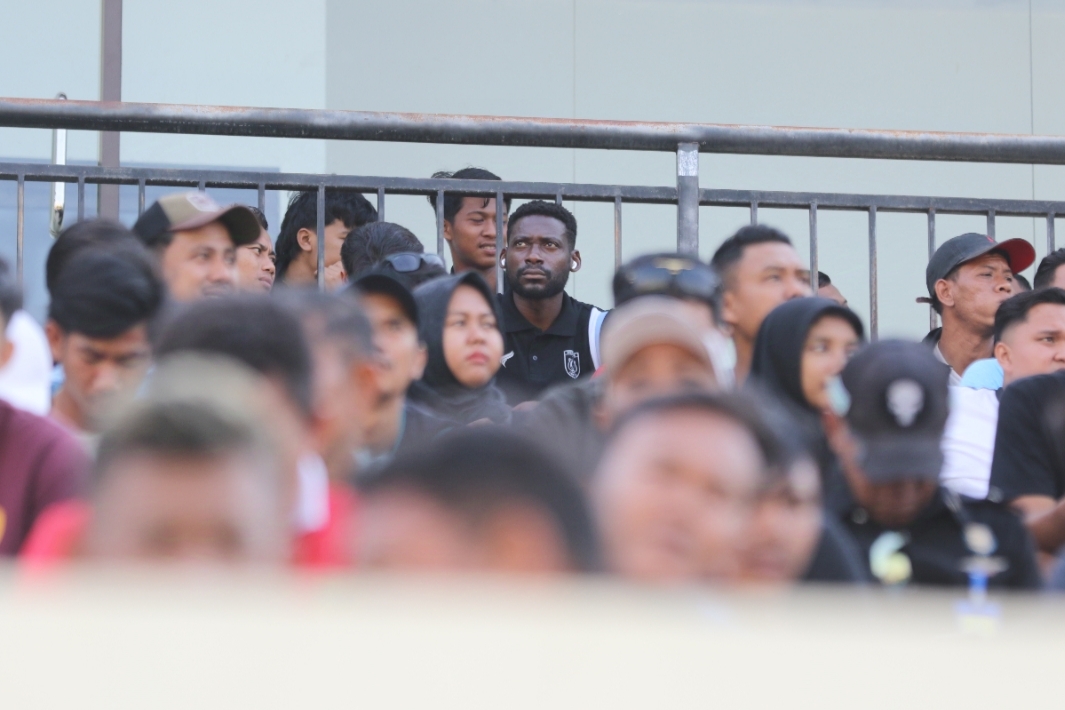 PEMULIHAN: Lukman Ahmed-Shaibu berada di tribun menyaksikan timnya berlaga melawan Rans Nusantara FC. (Anjar / Radr Lamongan)