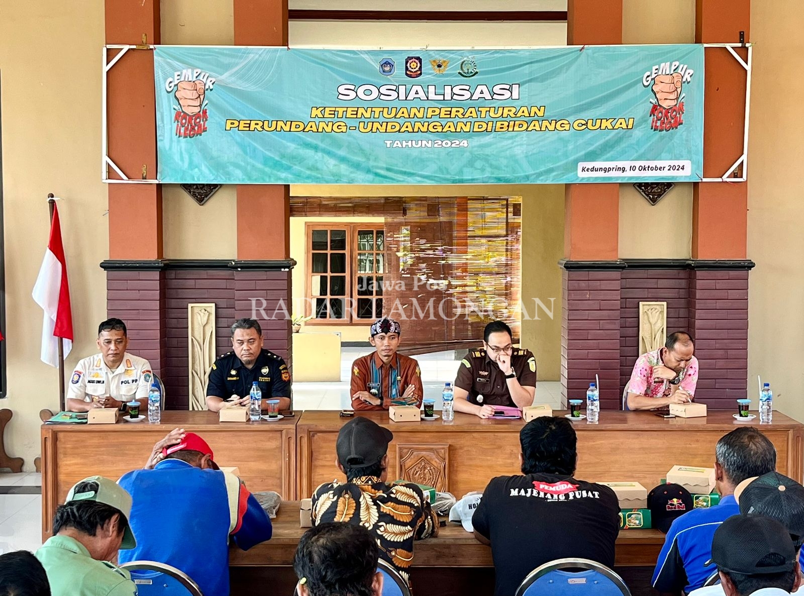 KAMPANYEKAN GEMPUR ROKOK ILEGAL: tim khusus dari Satpol PP Kabupaten Lamongan, Kejaksaan Negeri Lamongan, KPPBC TMP B Gresik, dan Bagian SDA Setda Kabupaten Lamongan menggelar sosialisasi.(POL PP)