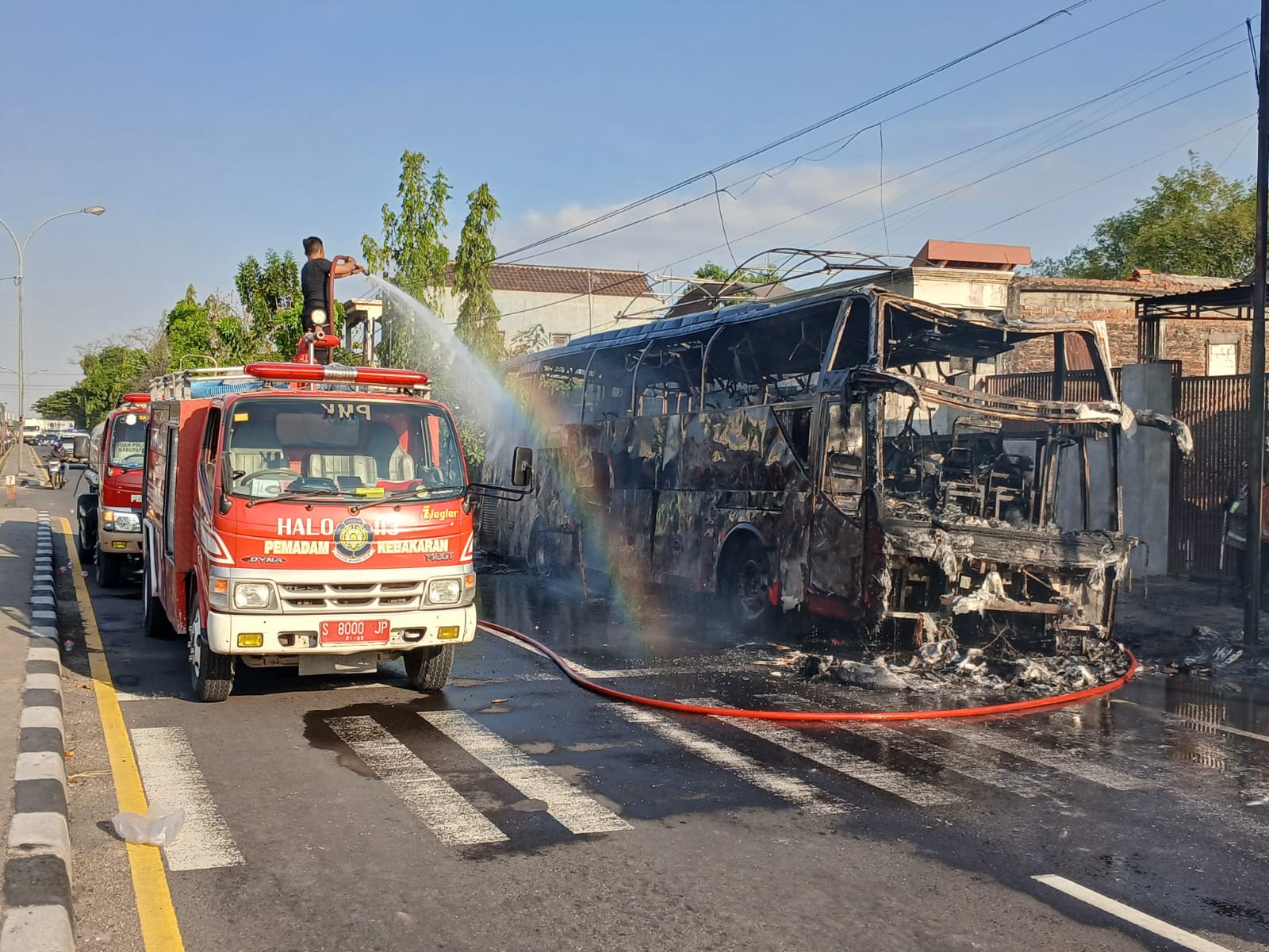 TINGGAL KERANGKA : Bus Malam yang melintas di Jalan Nasional Lamongan-Babat Terbakar tepat di depan Pasar Kruwul Desa Sukoanyar, Kecamatan Turi (Anjar / Radar Lamongan)