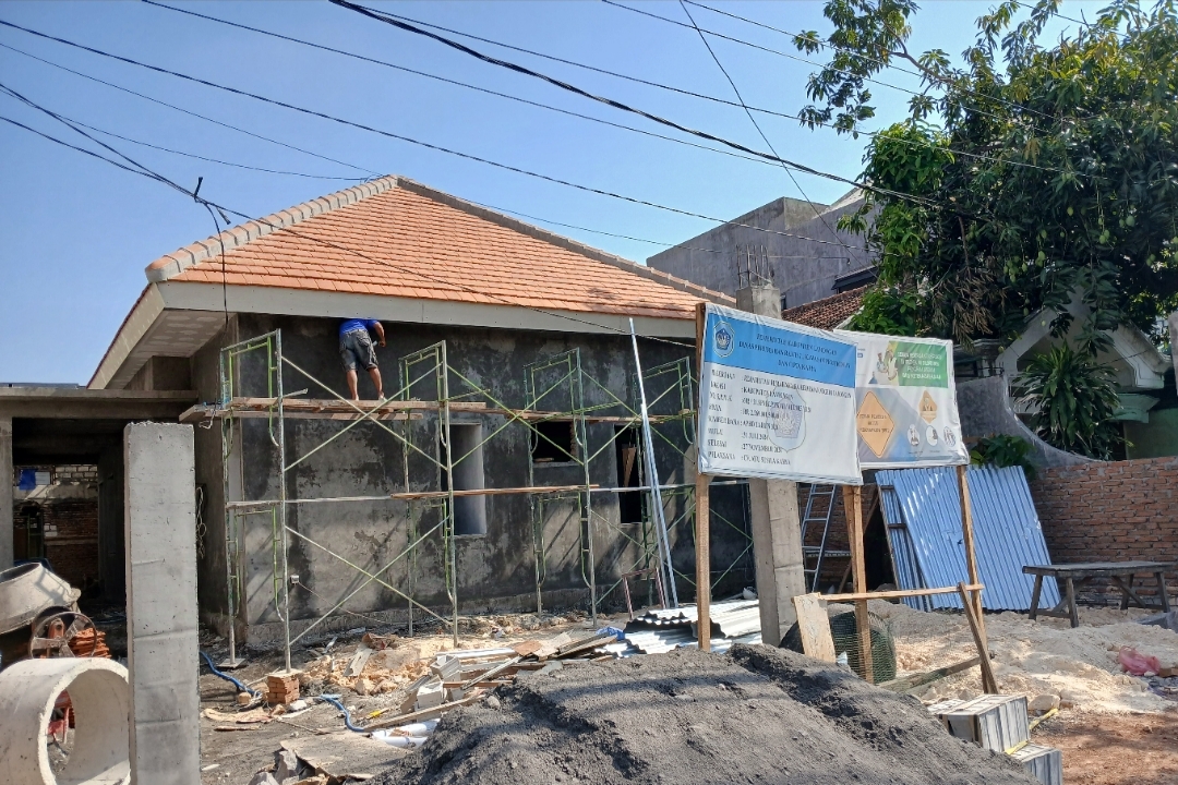 PROSES: Salah satu proyek rumdin Kejari Lamongan dalam proses pengerjaan.&nbsp;(Anjar D. Pradipta / Radar Lamongan)