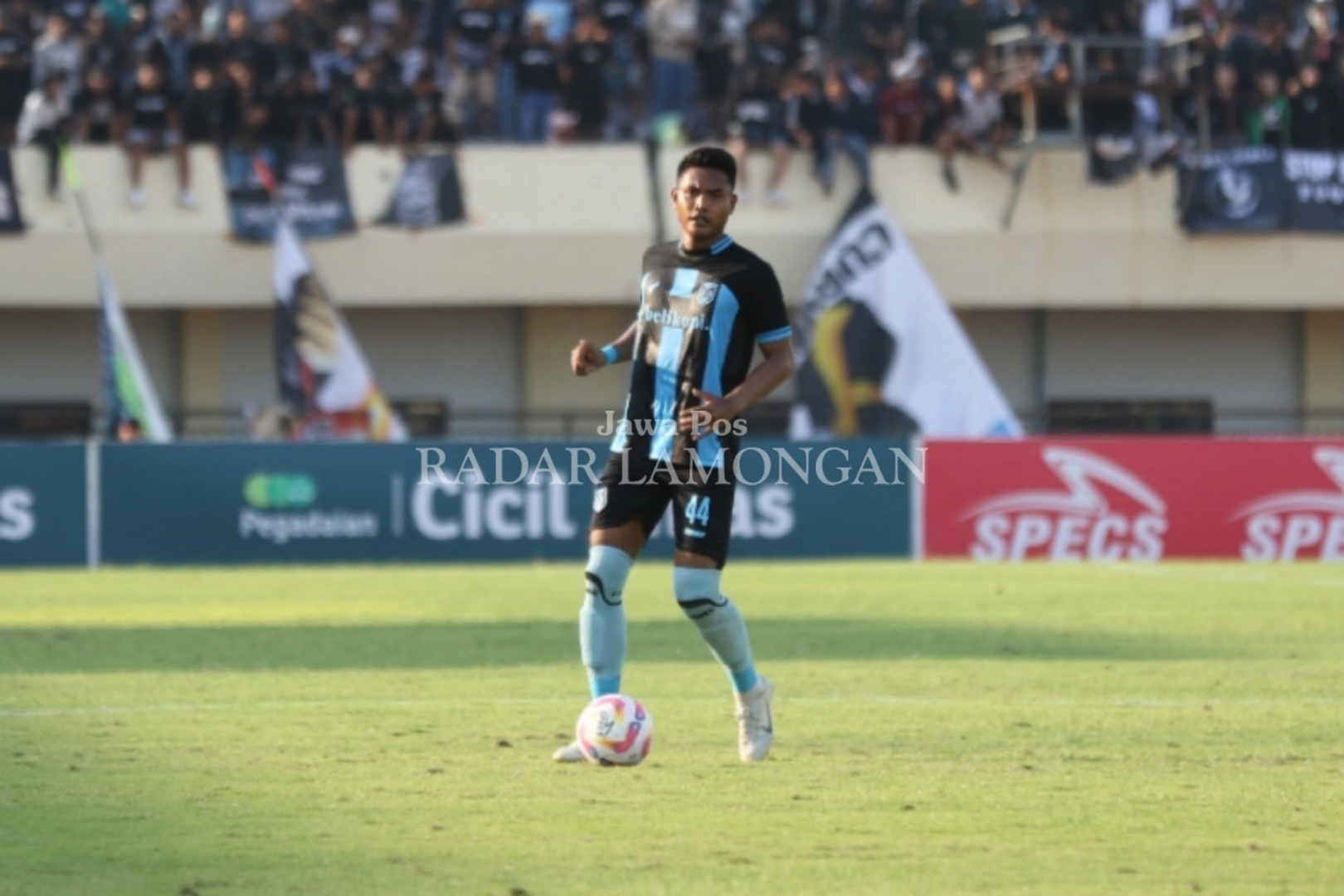 JADI SOROTAN: Lini pertahanan Persela yang dihuni materi bintang, ternyata belum cukup kokoh dalam lima laga grup 3 Liga 2.&nbsp;(Anjar D. Pradipta / Radar Lamongan)