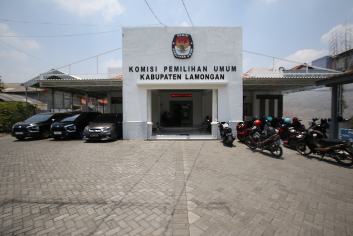 BERSIAP SELENGGARAKAN PILKADA: Motor &mdash; motor yang diparkir di kantor KPUK Lamongan menunjukkan adanya banyak aktivitas. (ANJAR DWI PRADIPTA/RDR.LMG)