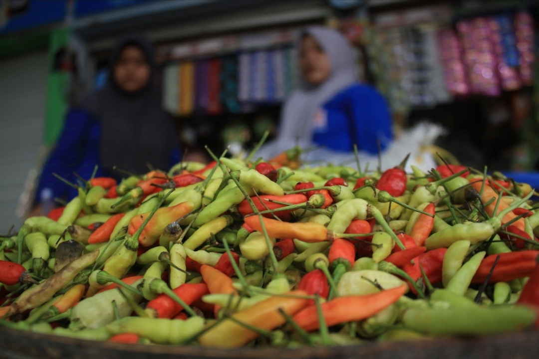 STABIL: Aktivitas salah satu pedagang bahan kebutuhan pokok di salah satu pasar tradisional di Lamongan.&nbsp;(Anjar D. Pradipta / Radar Lamongan)