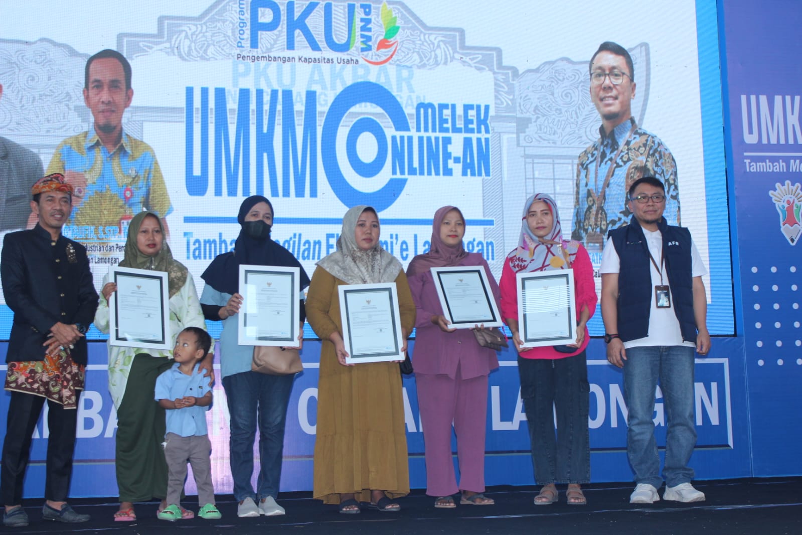 PENGEMBANGAN: Acara PKU akbar PNM Cabang Lamongan bertujuan untuk meningkatkan kapasitas usaha para nasabah.