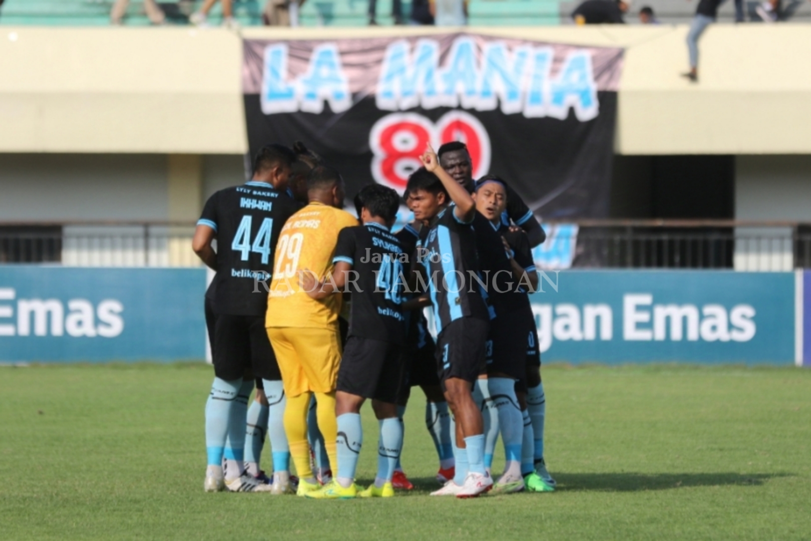 PERFORMA MENURUN: Manajer Persela, Fariz Julinar Maurisal bakal melakukan evaluasi menyeluruh terhadap performa skuad Persela. (Anjar D. Pradipta / Radar Lamongan)