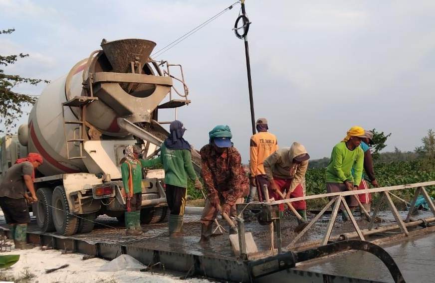 DIPERKIRAKAN BULAN DEPAN RAMPUNG: Pekerja melakukan pengecoran jalan Mojorejo &mdash; Jegreg, Kecamatan Modo. (IST/RADAR LAMONGAN)