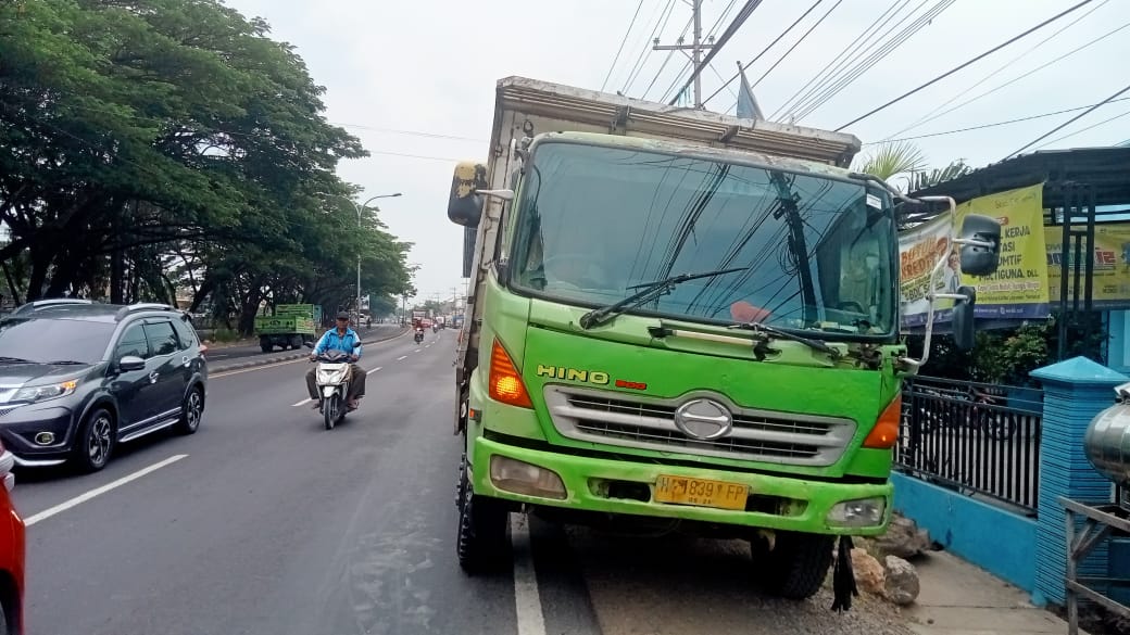 BARANG BUKTI: Truk yang menabrak sepeda listrik di depan Pasar Sukodadi. (GAMAL A/RDR.LMG)