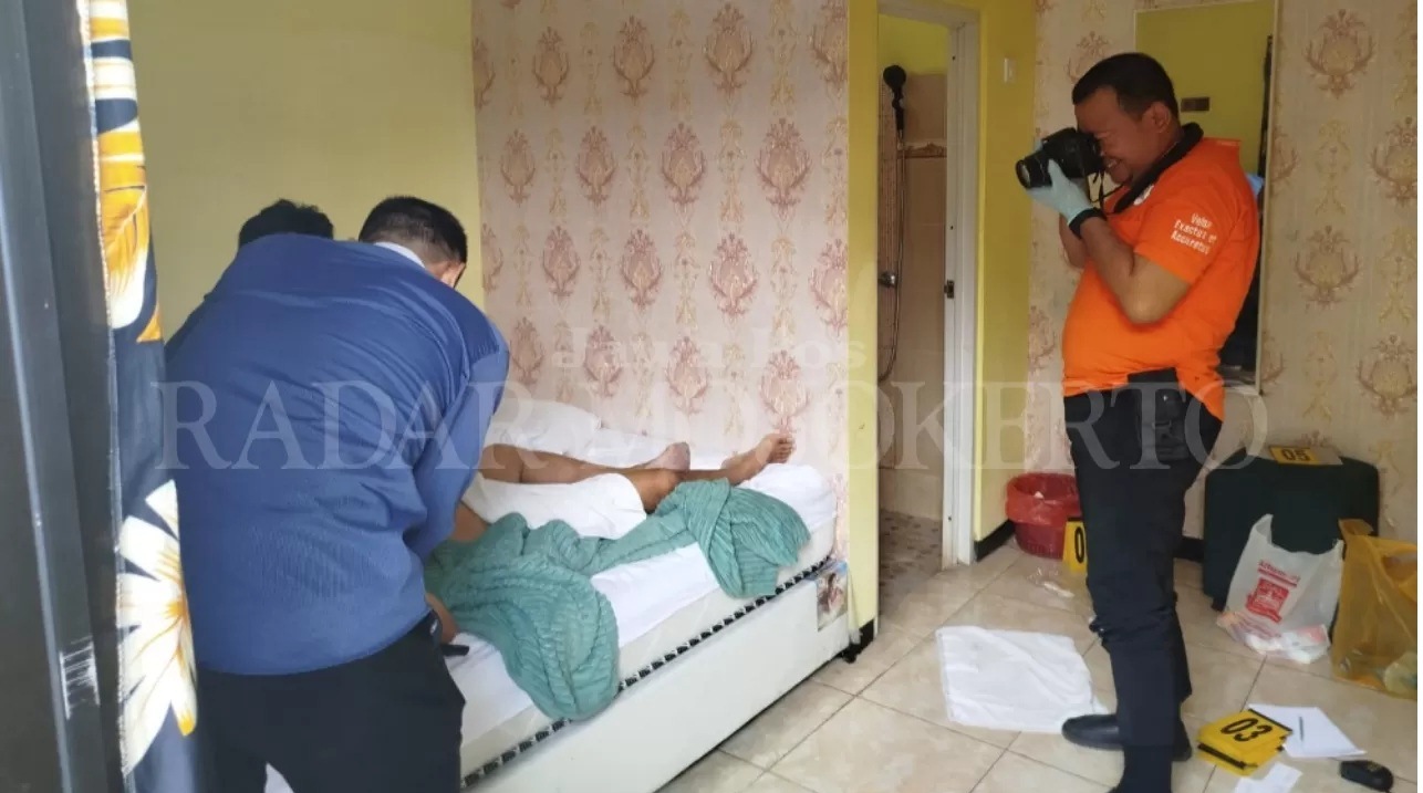 TANPA BUSANA: Petugas kepolisian  olah TKP di Sion Homestay, Desa Jabon, Kecamatan Mojoanyar, Selasa (15/10). (Martda Radar Mojokerto)