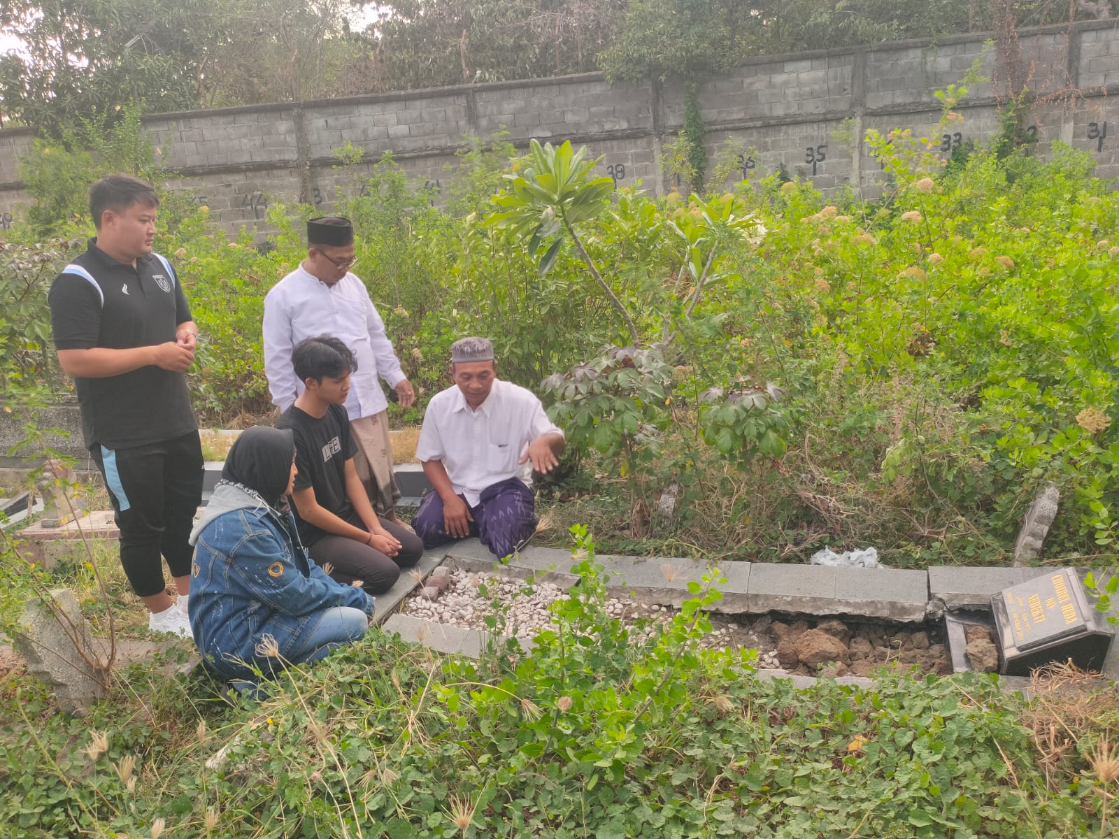 KIRIM DOA: Pelatih, pemain, dan official tim Persela saat berziarah ke makam legenda Persela Choirul Huda.&nbsp; (Ahmad Asip A. / Radar Lamongan)