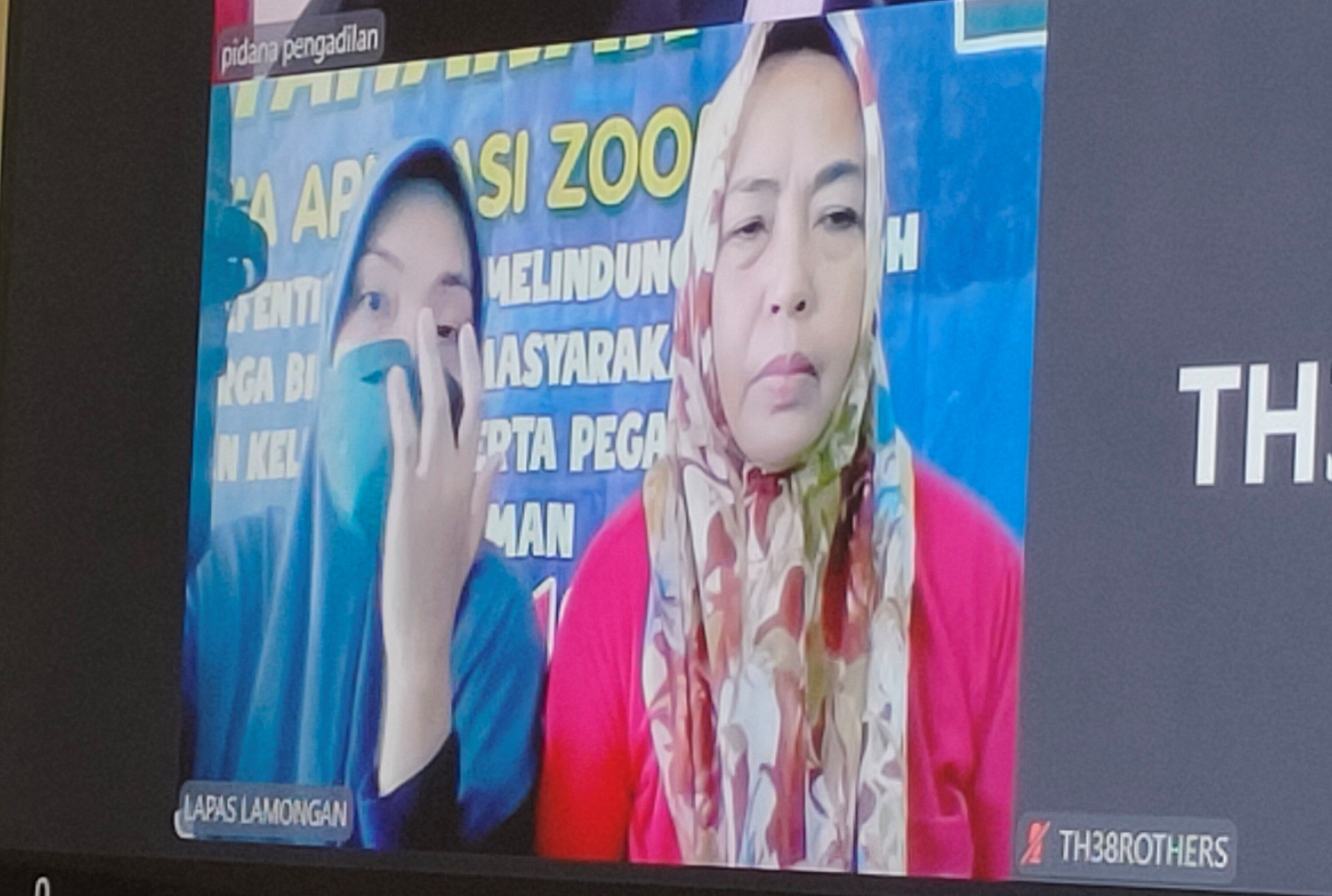 DIMINTAI KESAKSIAN: Naluma Fitria Anugrah Ramadhan dan  ibunya Masruroh menjalani persidangan secara online di PN Lamongan kemarin (16/10). (AHMAD ASIP ALAFI/RDR.LMG)