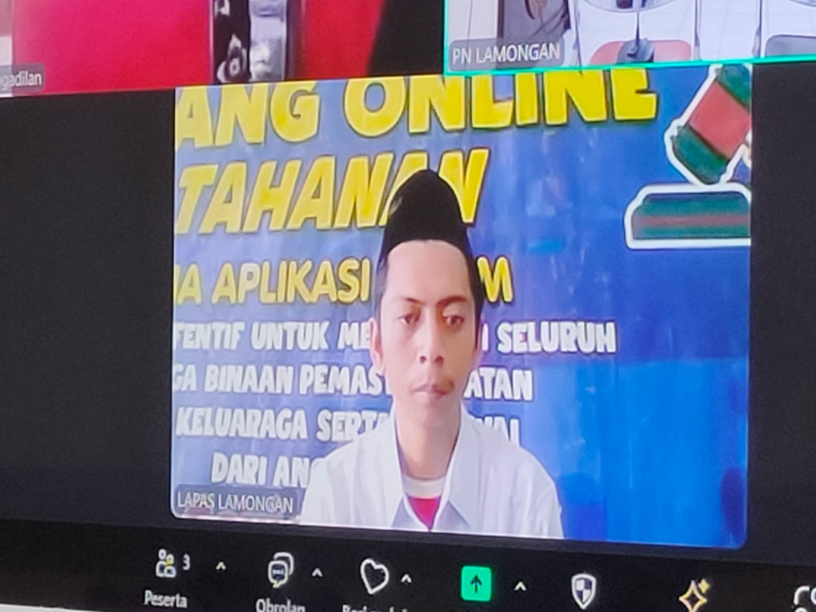 JALANI SIDANG: Terdakwa pencurian Indomaret Desa Bedahan, Kecamatan Babat, Ahmad Dhany Auqhi saat mendengarkan tuntutan dari JPU.&nbsp;