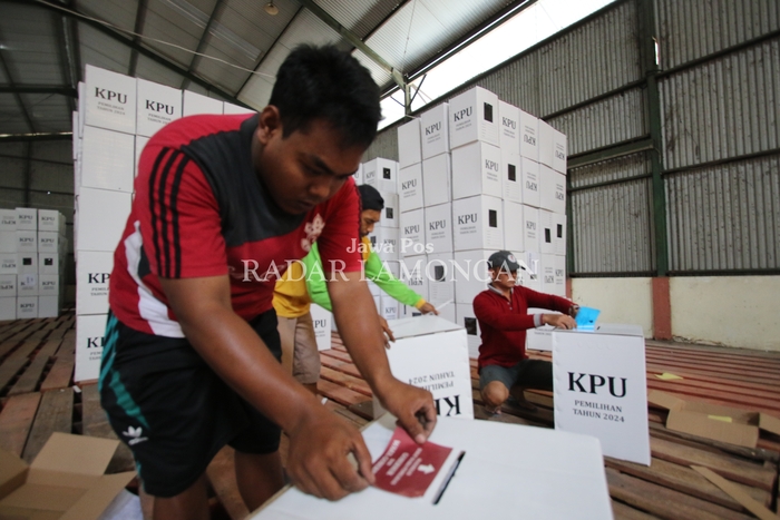 DIBERI TANDA: Kotak suara yang disiapkan KPUK untuk pelaksanaan Pilkada Lamongan dan Jawa Timur.  (ANJAR DWI PRADIPTA/RDR.LMG)