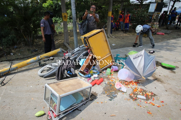 BERANTAKAN: Motor dan gerobak berisi buah yang tertabrak mobil boks. (ANJAR DWI PRADIPTA/RDR.LMG )