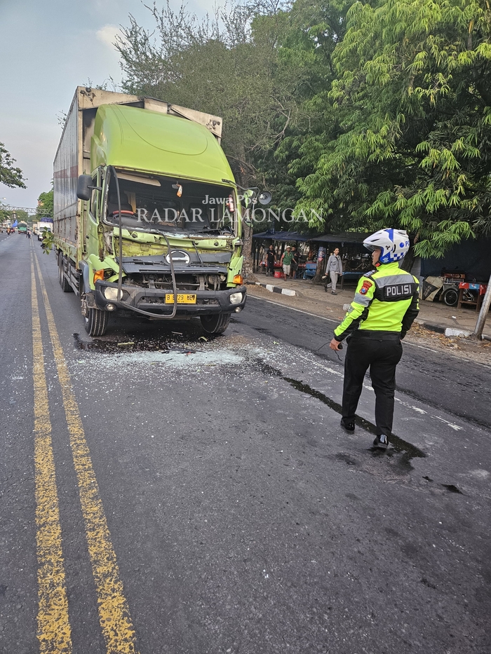 BARANG BUKTI: Truk yang terlibat kecelakaan di Jalan Panglima Sudirman Lamongan. (Gamal A/Radar Lamongan)