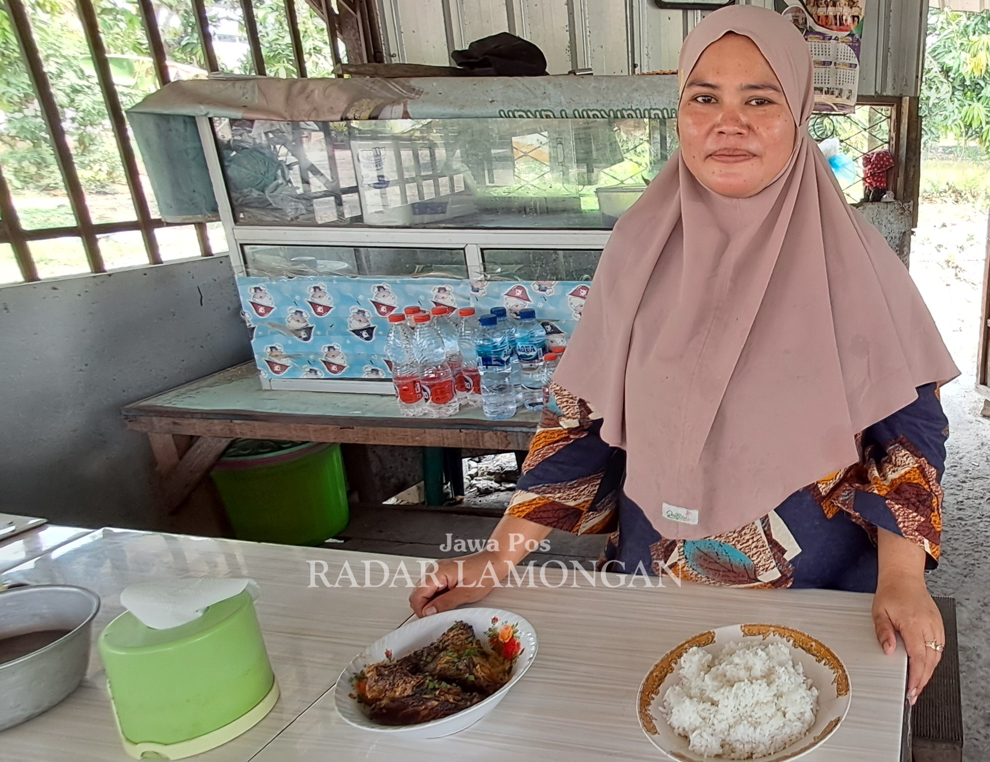 MAKANAN RASA PEDAS: Afidatul Masfufah di warungnya di Kecamatan Karanggeneng yang berjualan lodeh kotes. (GAMAL A/RDR.LMG)