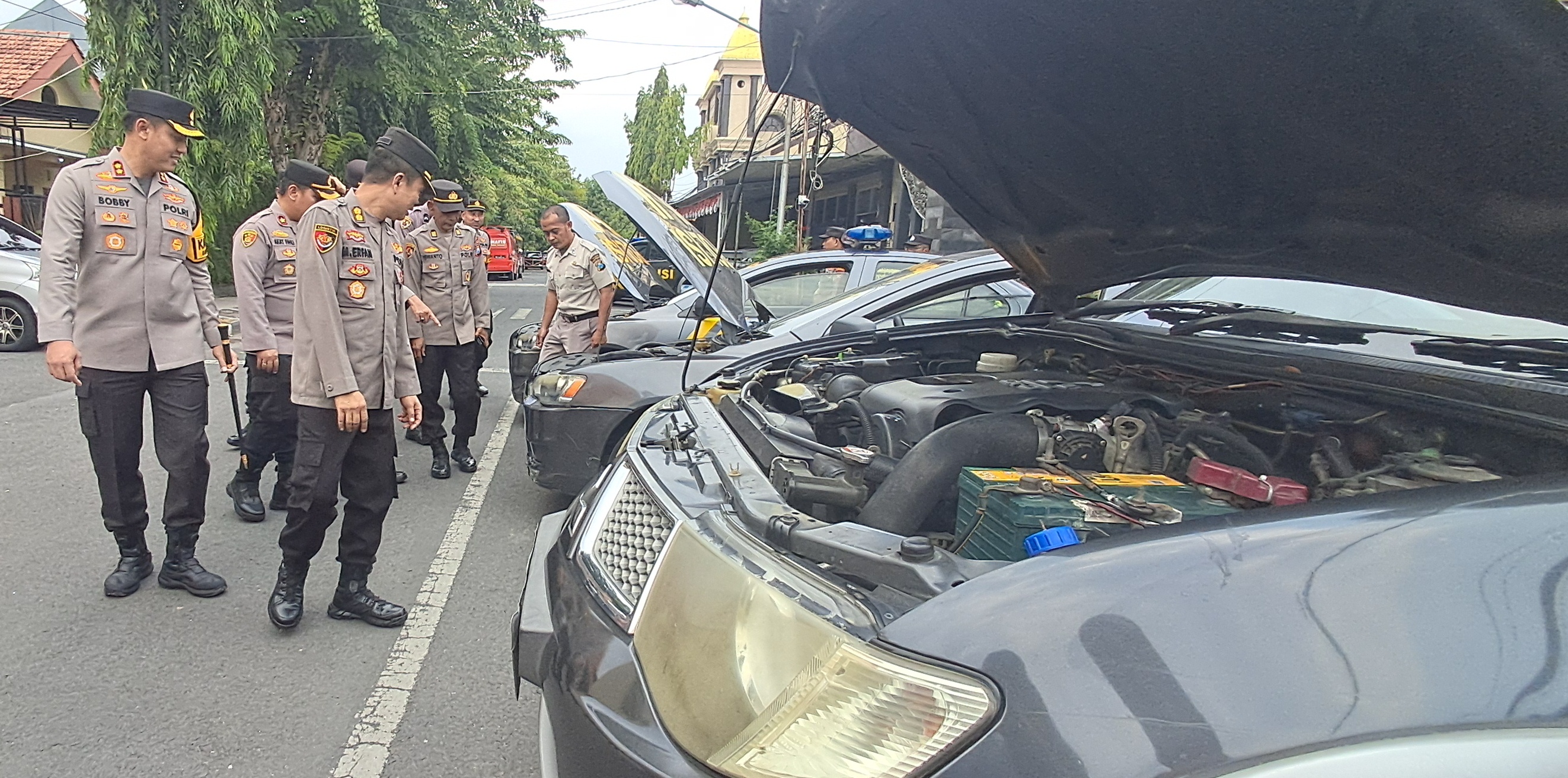 DICEK: Mobil patroli milik Polres Lamongan kemarin dicek Pal Biro Logistik Polda Jatim untuk kesiapan pilkada. (Gamal A/Radar Lamongan)