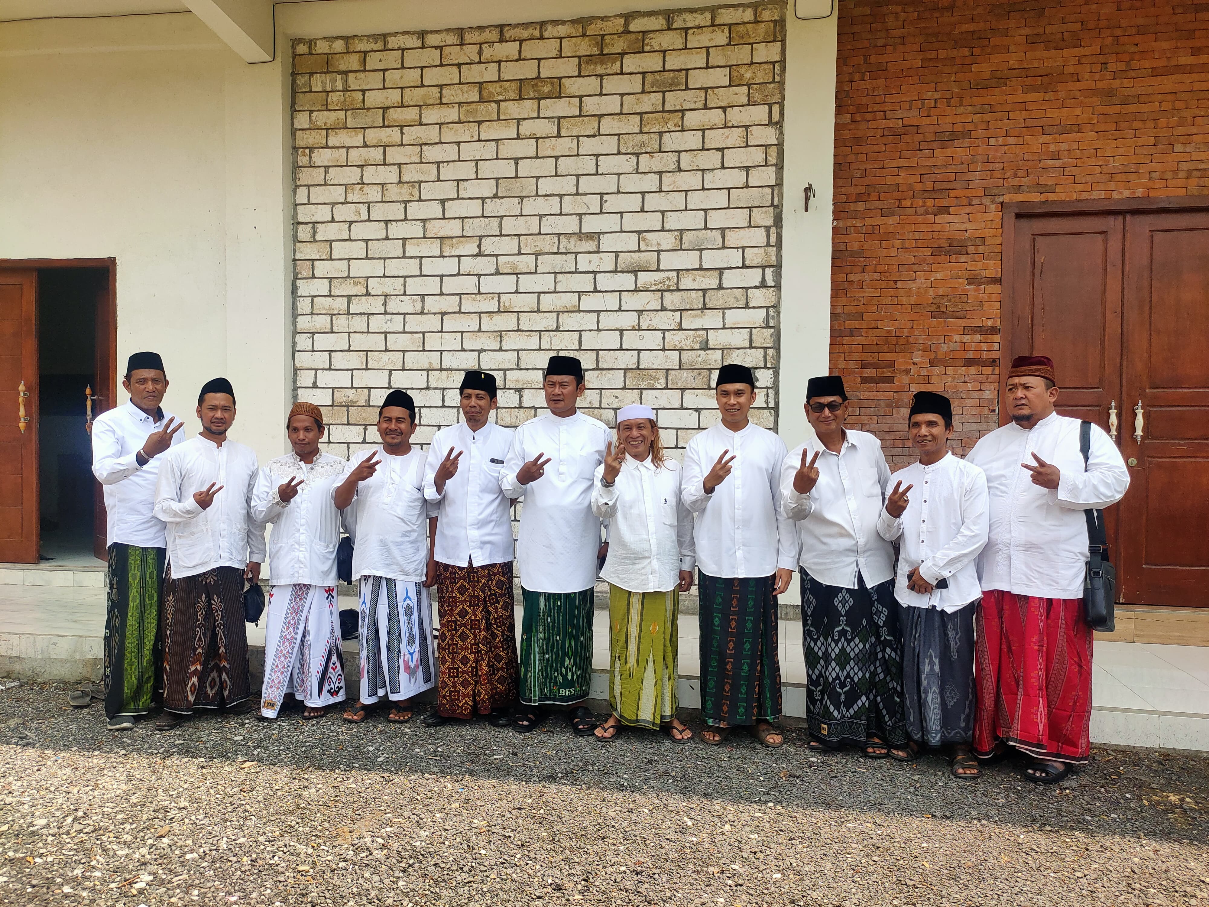 JALIN KEAKRABAN: Paslon nomor urut dua, Yes-Dirham dan tim saat bersilaturahmi ke Pengasuh Pondok Pesantren Nurul Khidmah 2, Kiai Imam Mahmudi.