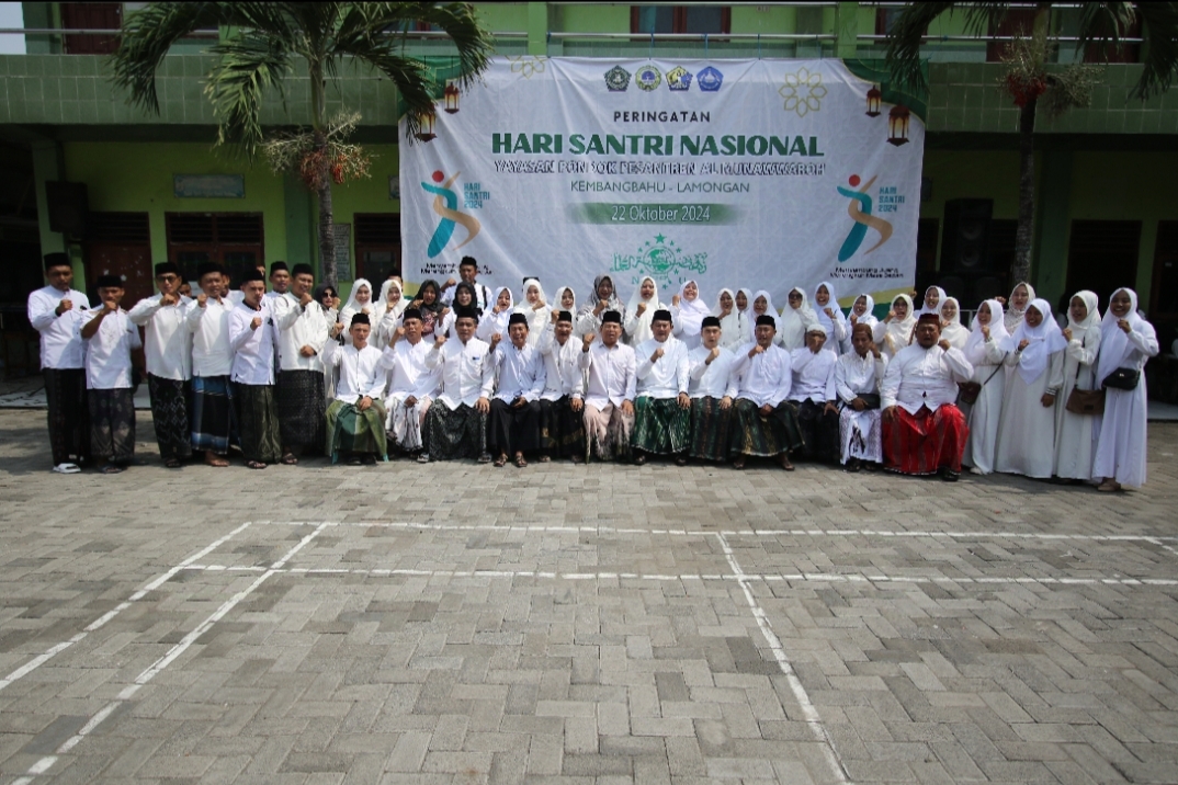 BERJUANG BERSAMA: Paslon nomor urut dua, Yes-Dirham saat foto bersama dengan pengasuh, ustad, ustadzah, dan santri YPP Al Munawwaroh Kembangbahu. (Anjar D. Pradipta / Radar Lamongan)