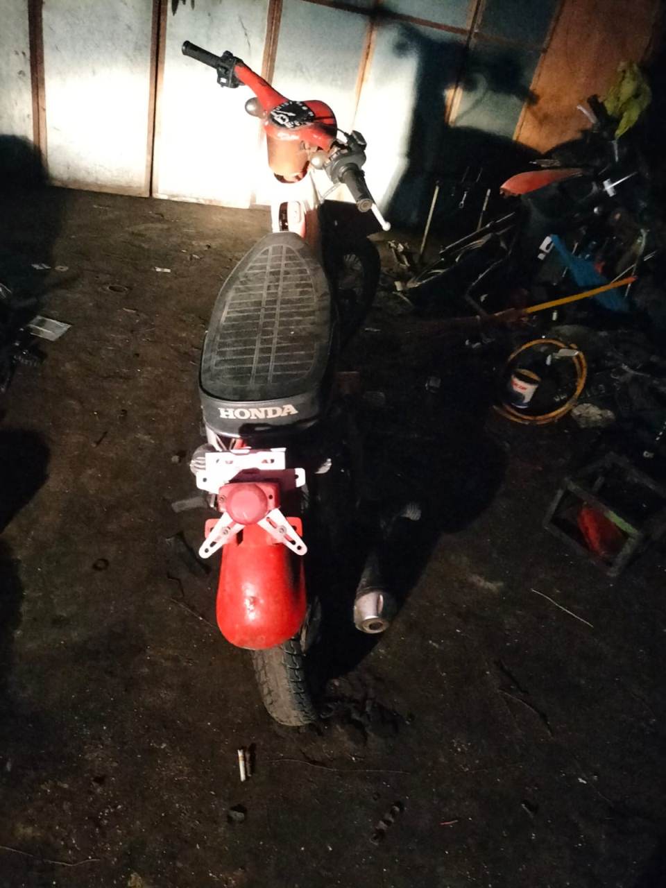 BARANG BUKTI: Motor Honda C70 yang hendak dicuri dari bengkel di Desa Windu, Kecamatan Karangbinangun. (GAMAL A/RDR.LMG)