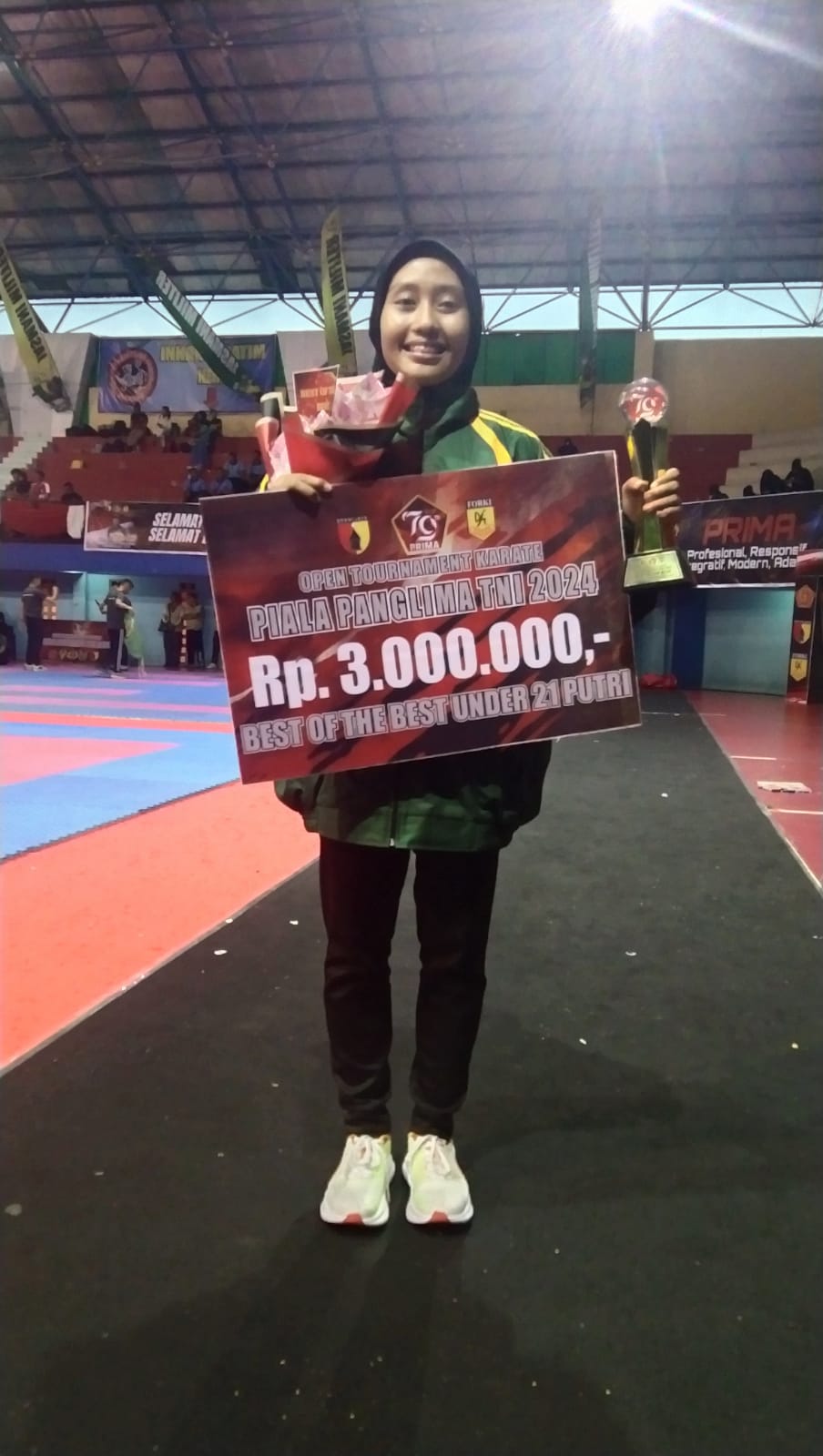 JADI TERBAIK: Mulia Jischa Cherryl Shikiza menunjukkan penghargaan yang diraihnya. (IST/RDR.LMG)