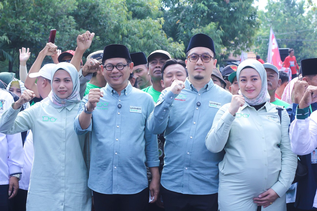 PASANGAN BAGUS UNTUK LAMONGAN LEBIH BAGUS: Cabup H Abdul Ghofur dan Cawabup Firosya Shalati bersama istrinya masing &ndash; masing serta para pendukungnya. (IST/RDR.LMG)