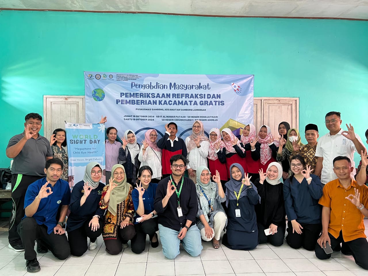 PENGABDIAN MASYARAKAT: Mahasiswa dan dosen Departemen Ilmu Kesehatan Mata, Fakultas Kedokteran Unair Surabaya di Puskesmas Sambeng. (IST/RDR.LMG)