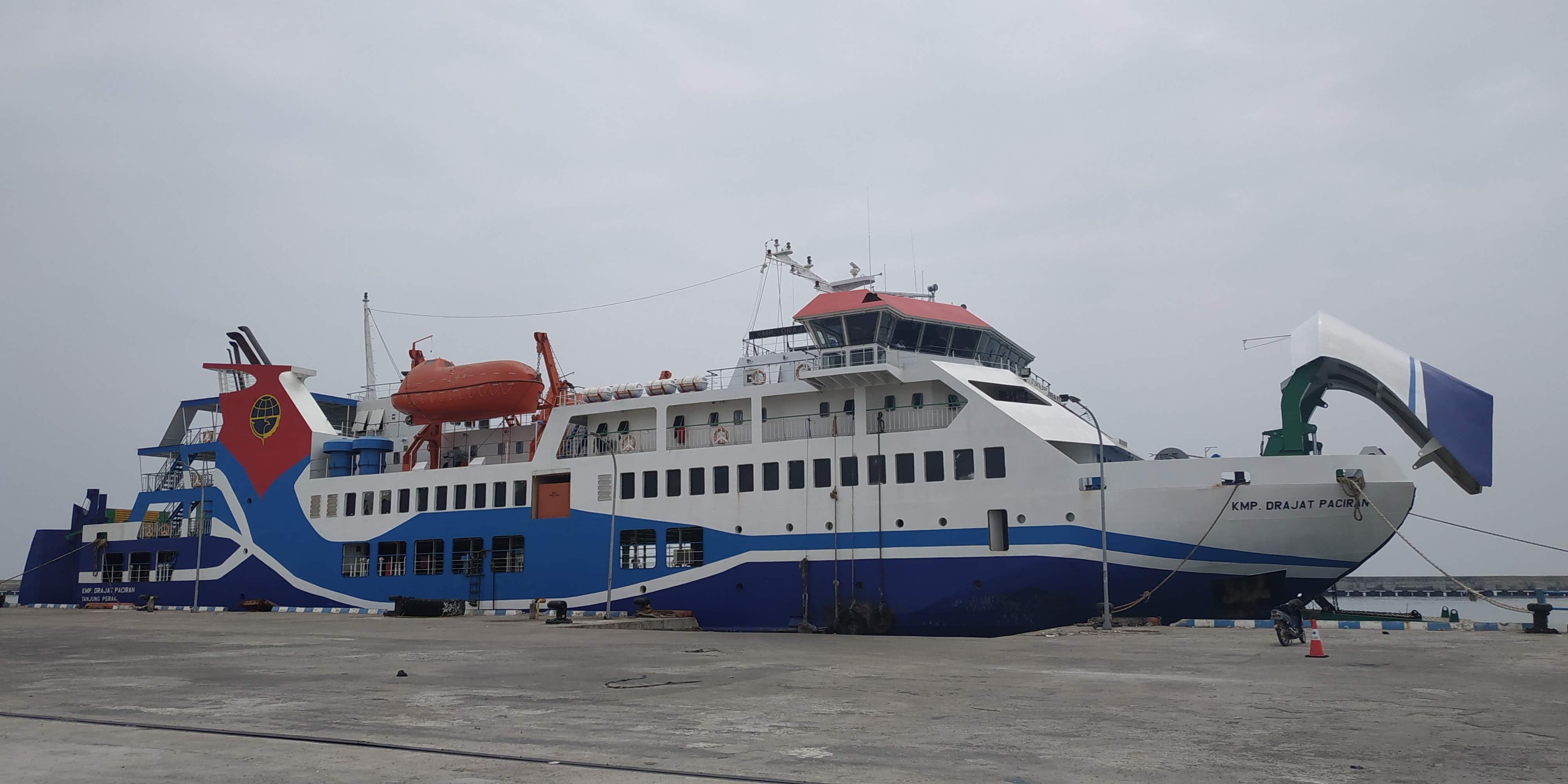 TINGGAL SATU RUTE: KMP Drajat, Paciran menjadi satu &mdash; satunya angkutan laut yang masih beroperasi di Pelabuhan Paciran. (DOK/RADAR LAMONGAN)