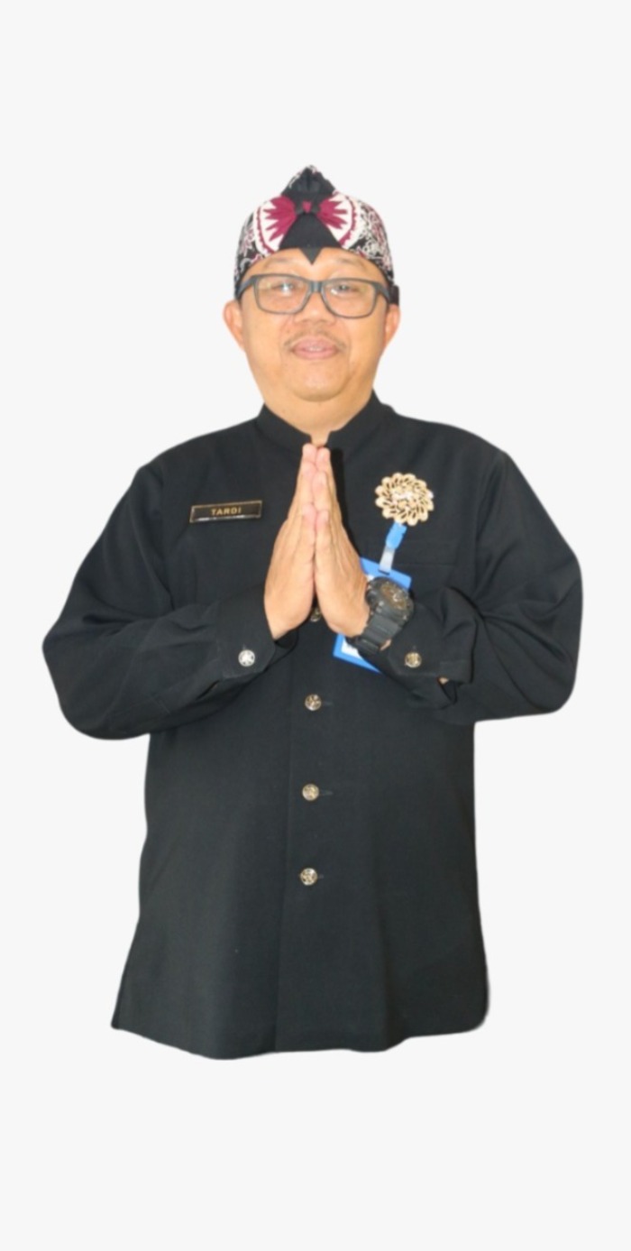 SUKA GOWES DAN TENIS LAPANGAN: Kepala SMPN 1 Kedungpring, Drs Tardi, M.Pd. (IST/RADAR LAMONGAN)